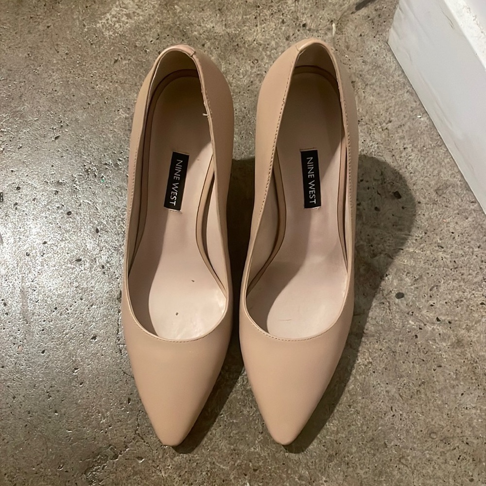 Nine West classic nude pumps